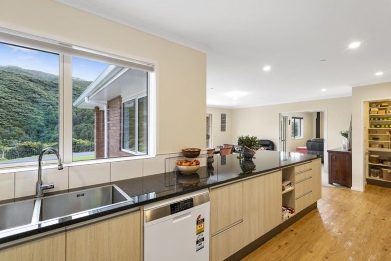 Photo of property in 103 Stratton Street, Normandale, Lower Hutt, 5010