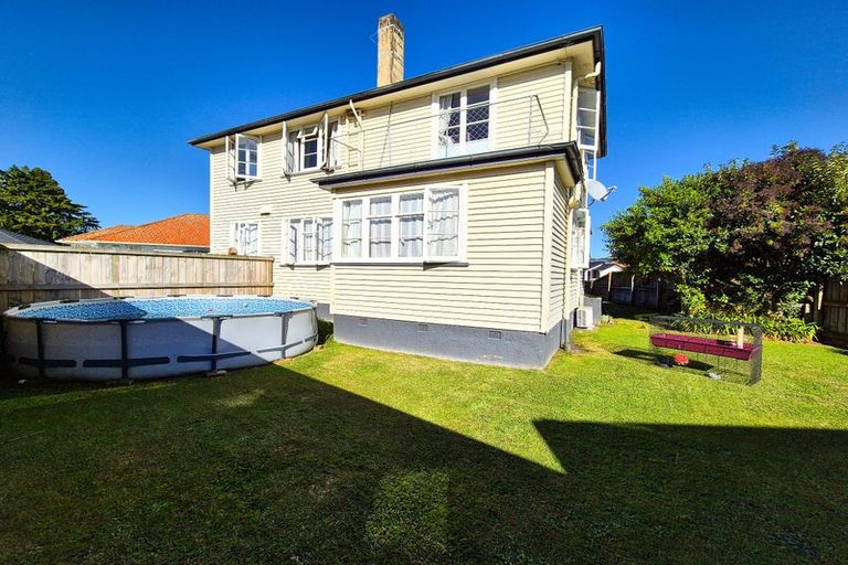 Photo of property in 35 Ross Crescent, Fairfield, Hamilton, 3214