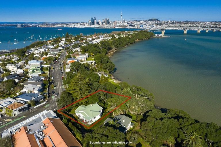 Photo of property in 118 Queen Street, Northcote Point, Auckland, 0627