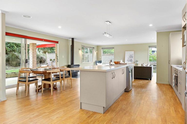 Photo of property in 24 Gavinike Place, Waimauku, 0812