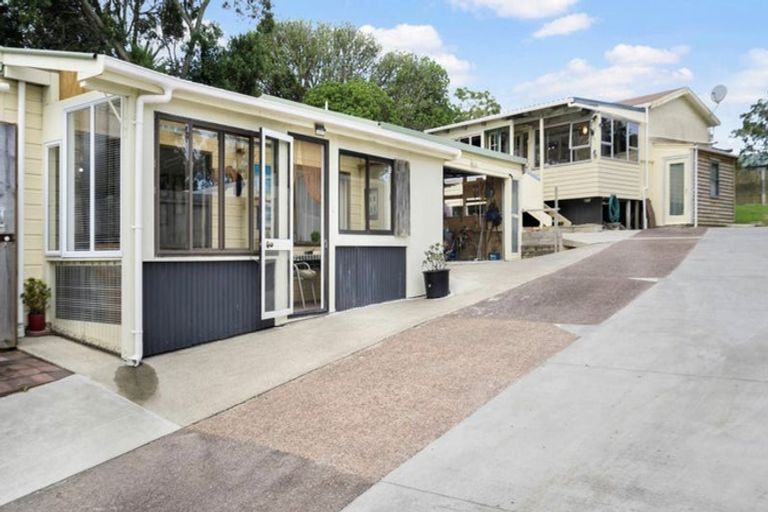 Photo of property in 4 Brian Crescent, Stanmore Bay, Whangaparaoa, 0932