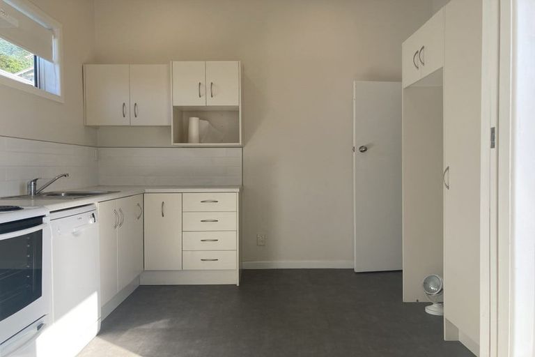 Photo of property in 17 Queens Drive, Kilbirnie, Wellington, 6022