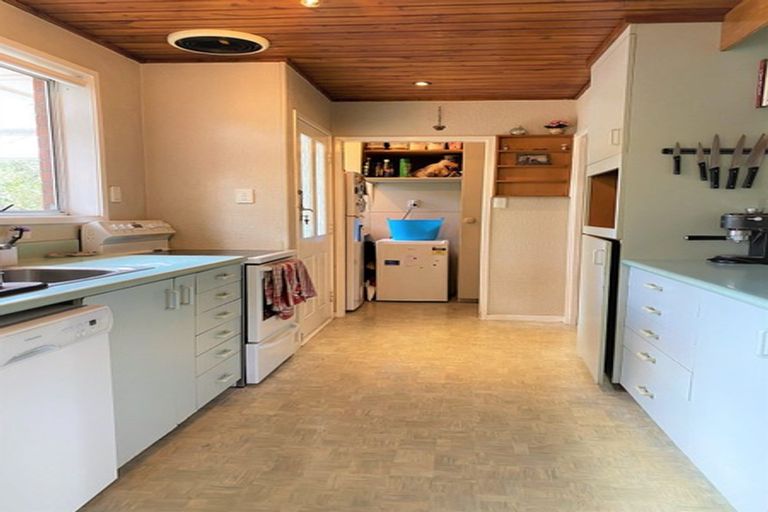 Photo of property in 44 Easton Park Parade, Glenfield, Auckland, 0629