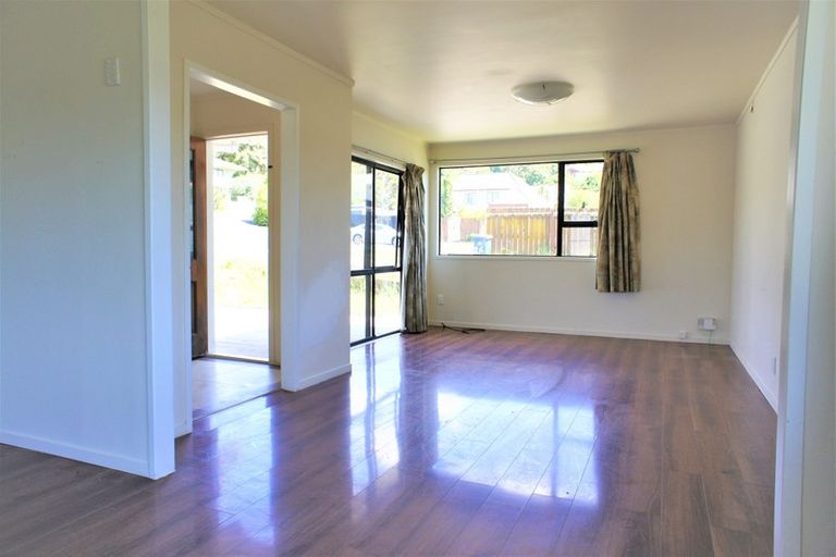 Photo of property in 26 Lambrown Drive, Totara Vale, Auckland, 0629