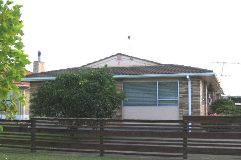 Photo of property in 2/152 Lincoln Road, Henderson, Auckland, 0610