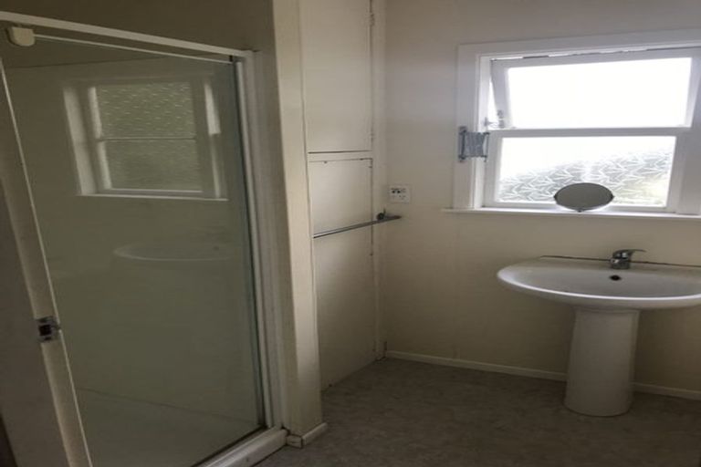 Photo of property in 41 Hungerford Road, Lyall Bay, Wellington, 6022