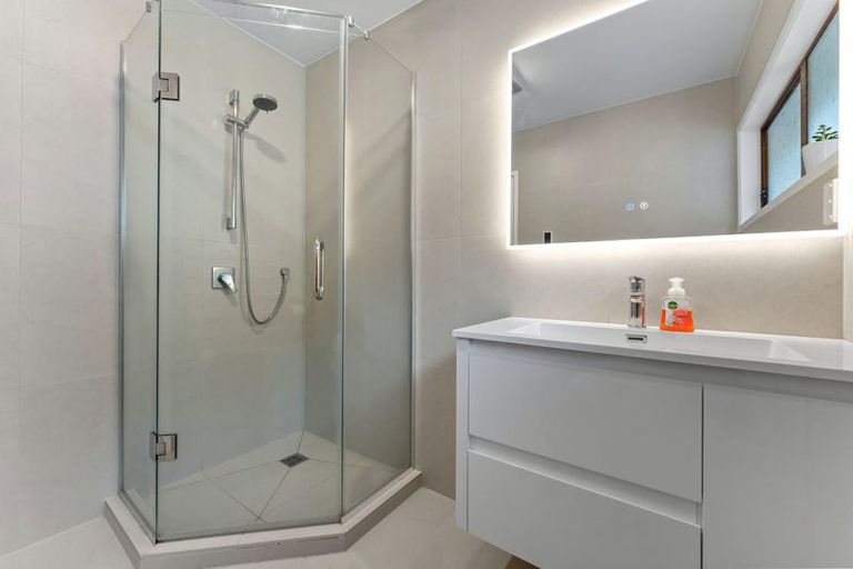 Photo of property in 2/1 Trelawny Place, Hillcrest, Auckland, 0627