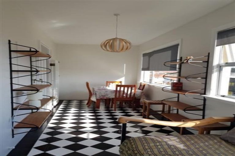 Photo of property in Devonport Apartments, 37/127 Saint Aubyn Street, New Plymouth, 4310