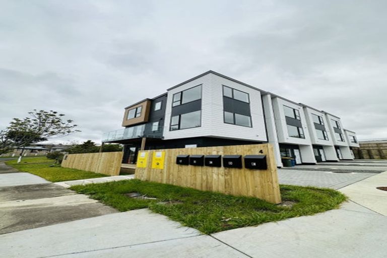 Photo of property in 4d Flaunty Place, West Harbour, Auckland, 0618