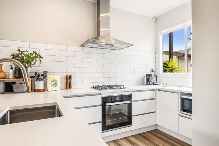 Photo of property in 9s Clearwater Cove, West Harbour, Auckland, 0618