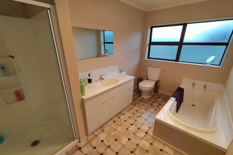 Photo of property in 52 Geneva Terrace, Kelvin Grove, Palmerston North, 4414