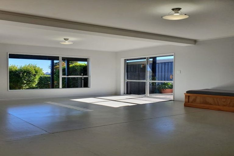 Photo of property in 8 Toporoa View, Ascot Park, Porirua, 5024