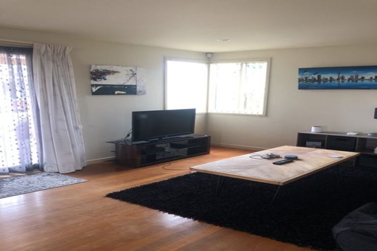 Photo of property in 1/170 East Coast Road, Forrest Hill, Auckland, 0620