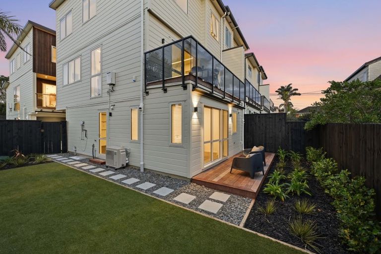 Photo of property in 2/3 Corrella Road, Belmont, Auckland, 0622