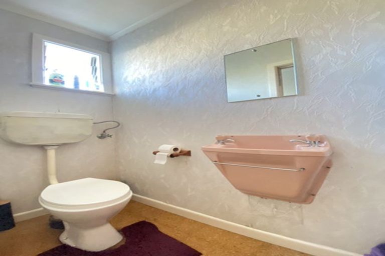 Photo of property in 26 Kaipatiki Road, Glenfield, Auckland, 0629