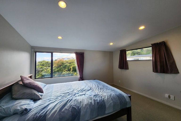 Photo of property in 82a Stewart Drive, Newlands, Wellington, 6037