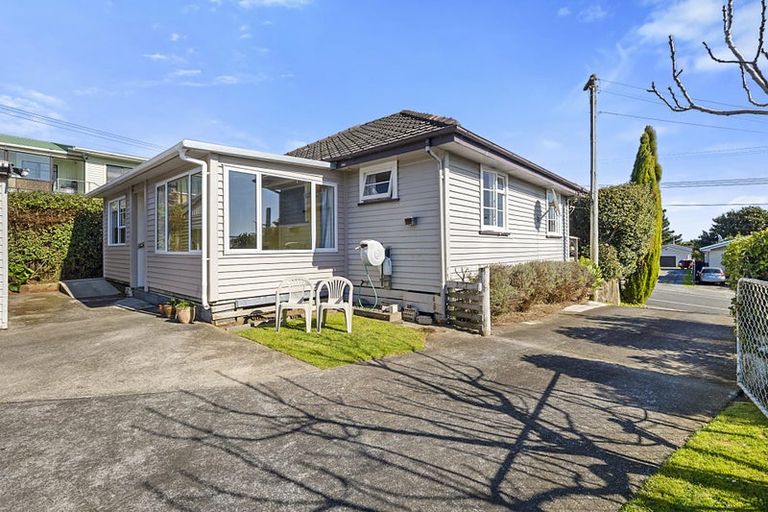 Photo of property in 95 Pioneer Road, Moturoa, New Plymouth, 4310