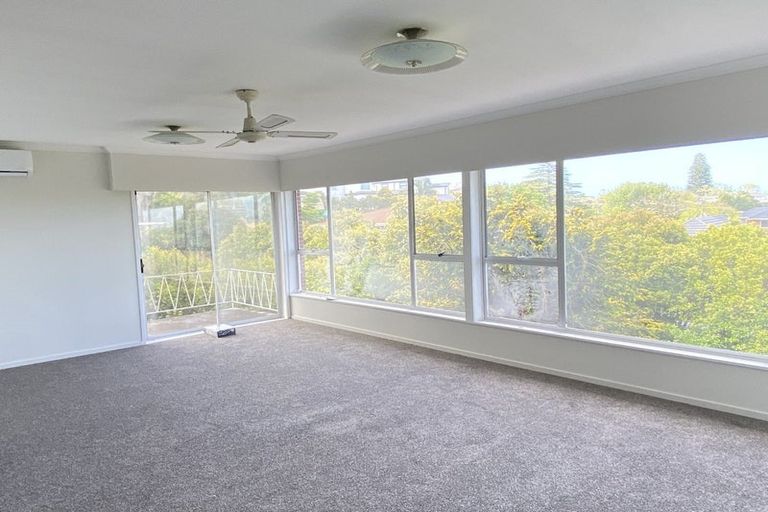 Photo of property in 33a Forrest Hill Road, Milford, Auckland, 0620