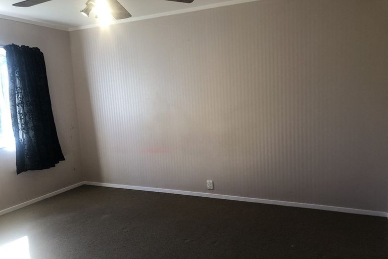 Photo of property in 37 Takapu Street, Henderson, Auckland, 0612