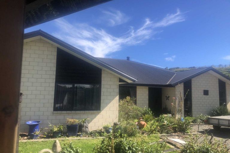 Photo of property in 2 Te Ara Karoiroa Road, Hurford, New Plymouth, 4374