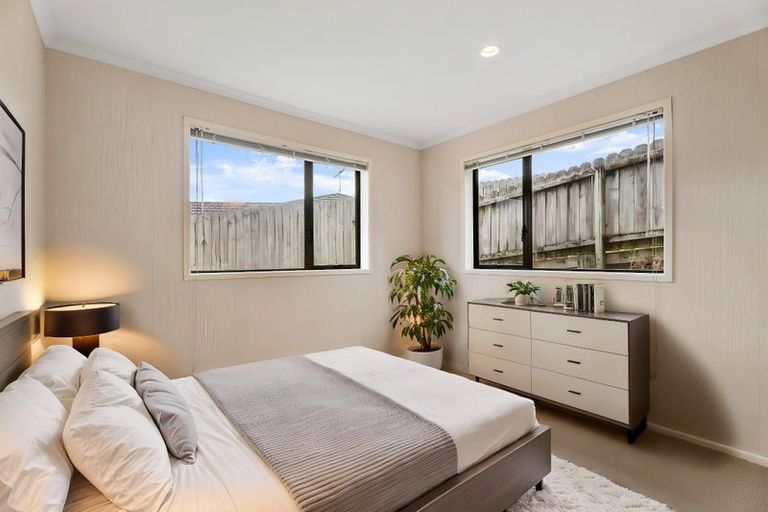 Photo of property in 92 George Deane Place, Greenhithe, Auckland, 0632