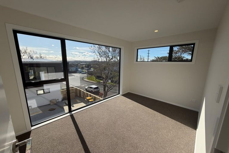 Photo of property in 27 Meadowood Drive, Unsworth Heights, Auckland, 0632