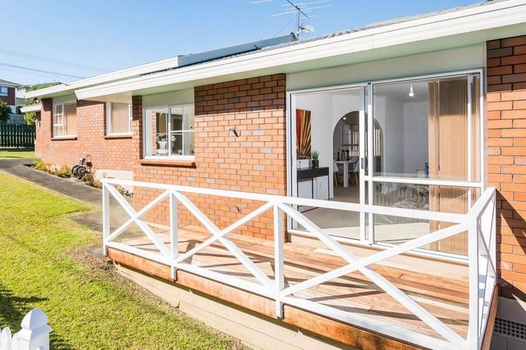 Photo of property in 1/71 Browns Bay Road, Browns Bay, Auckland, 0630