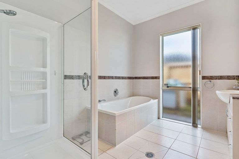 Photo of property in 154 Kilkenny Drive, East Tamaki Heights, Auckland, 2016