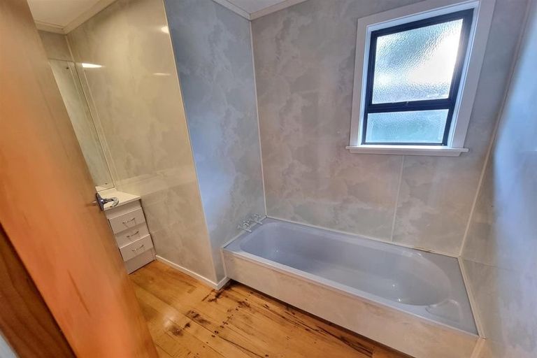 Photo of property in 4 Graham Avenue, Te Atatu Peninsula, Auckland, 0610