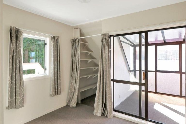 Photo of property in 39 Thurleigh Grove, Karori, Wellington, 6012