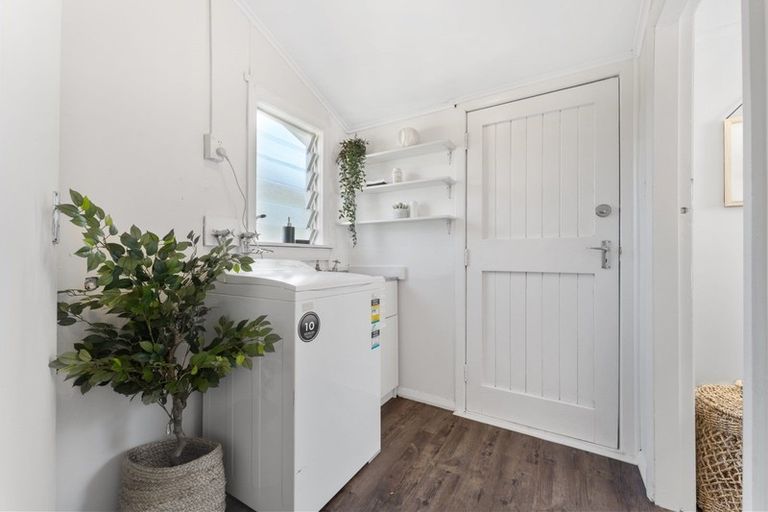 Photo of property in 70 Pioneer Road, Moturoa, New Plymouth, 4310