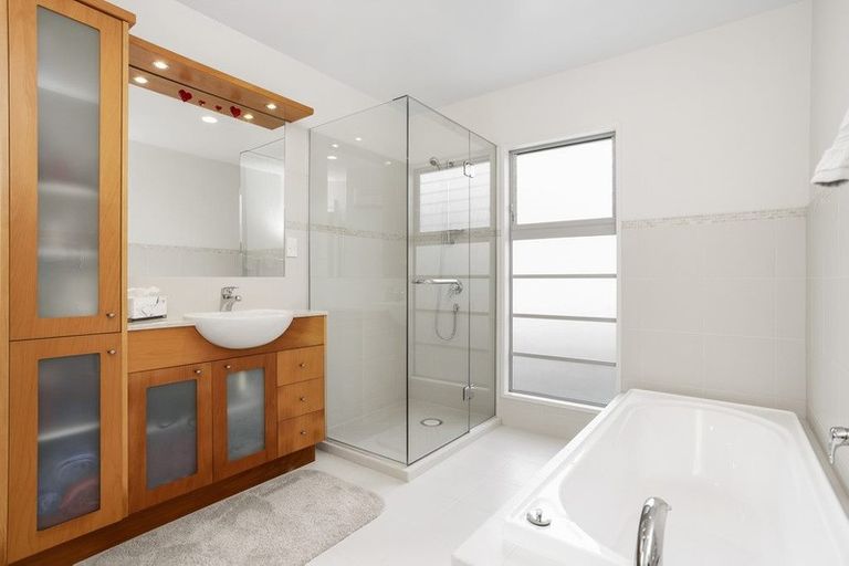 Photo of property in 2/164 Aberdeen Road, Campbells Bay, Auckland, 0620