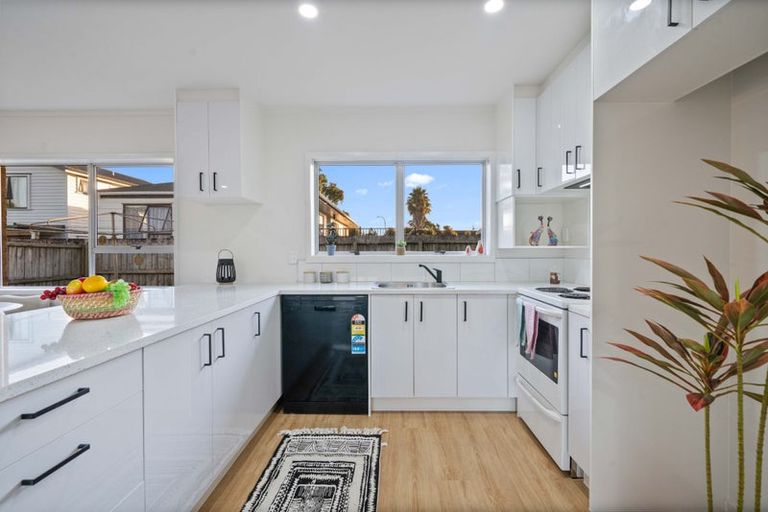 Photo of property in 2/24 Waimana Road, Conifer Grove, Takanini, 2112