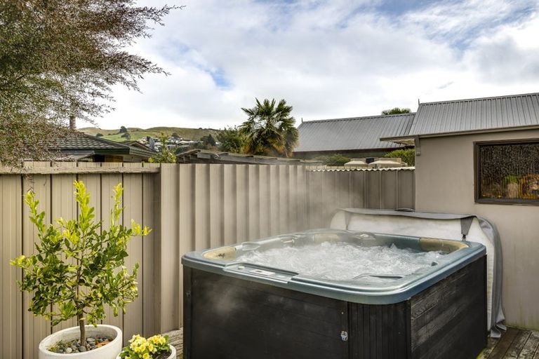 Photo of property in 4 Hetley Crescent, Taradale, Napier, 4112