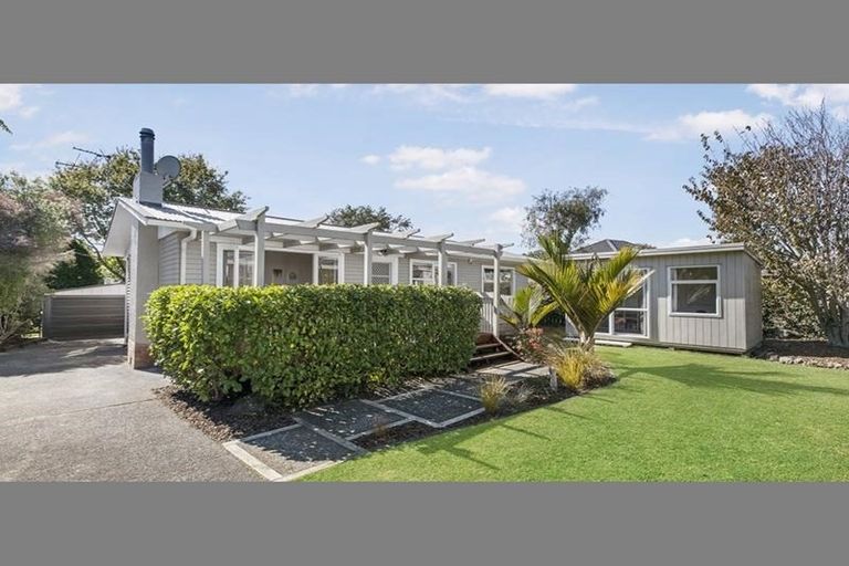 Photo of property in 24 La Rosa Street, Green Bay, Auckland, 0604