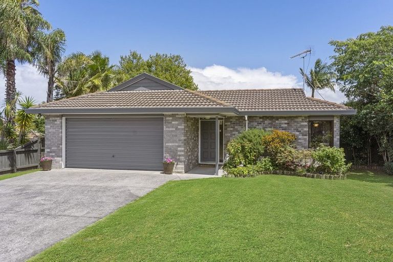 Photo of property in 15 Pinewood Grove, Botany Downs, Auckland, 2010