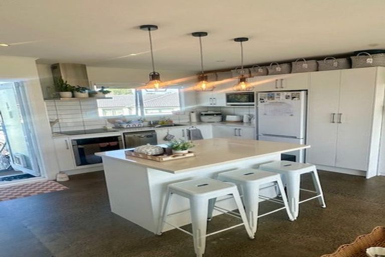 Photo of property in 4/133 Shakespeare Road, Milford, Auckland, 0620