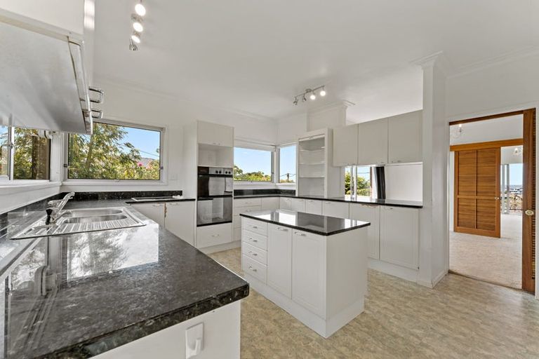 Photo of property in 40 Montgomery Avenue, Rothesay Bay, Auckland, 0630