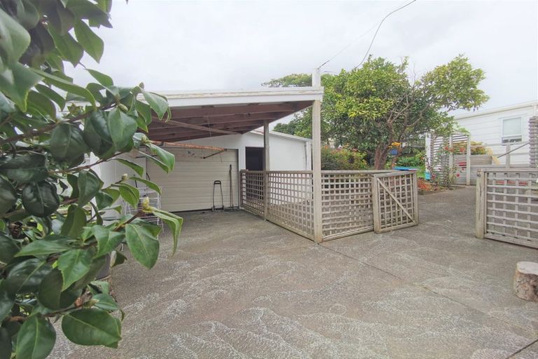 Photo of property in 228 Whitney Street, Blockhouse Bay, Auckland, 0600