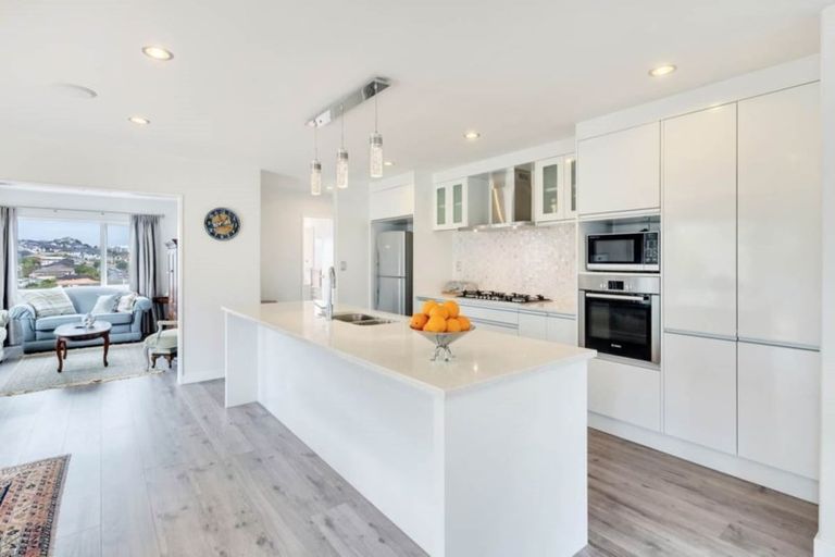 Photo of property in 47 Sohlue Place, Oteha, Auckland, 0632