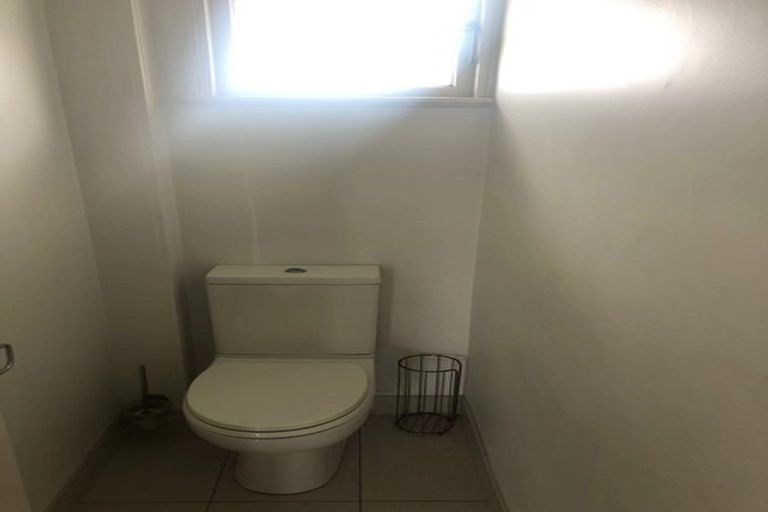 Photo of property in 34 Roberts Avenue, Bayswater, Auckland, 0622