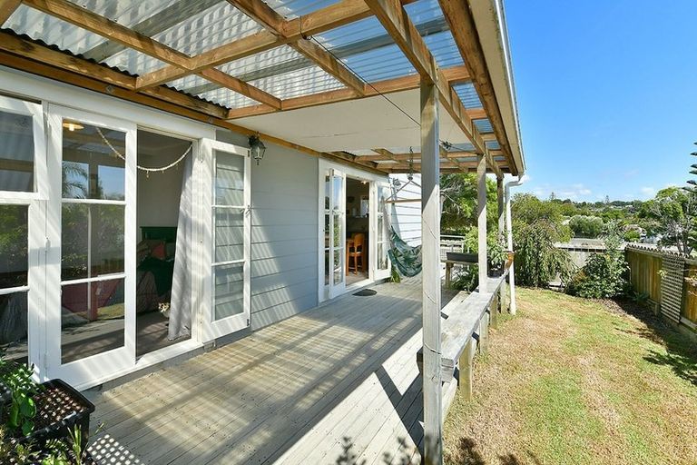Photo of property in 1/6 Sundown Avenue, Manly, Whangaparaoa, 0930