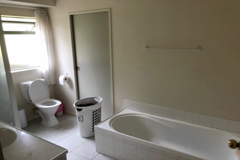 Photo of property in 86 Roberta Crescent, Orewa, 0931