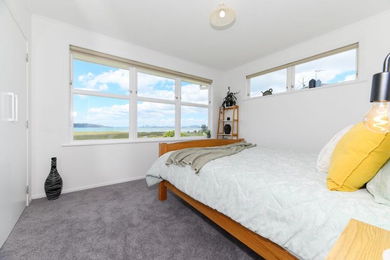 Photo of property in 33 Dawnhaven Drive, Te Atatu Peninsula, Auckland, 0610