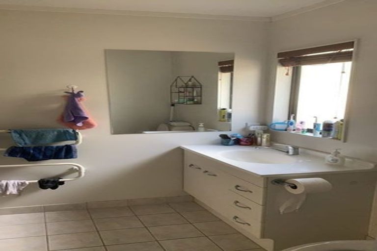 Photo of property in 1/112 Seaview Road, Glenfield, Auckland, 0629