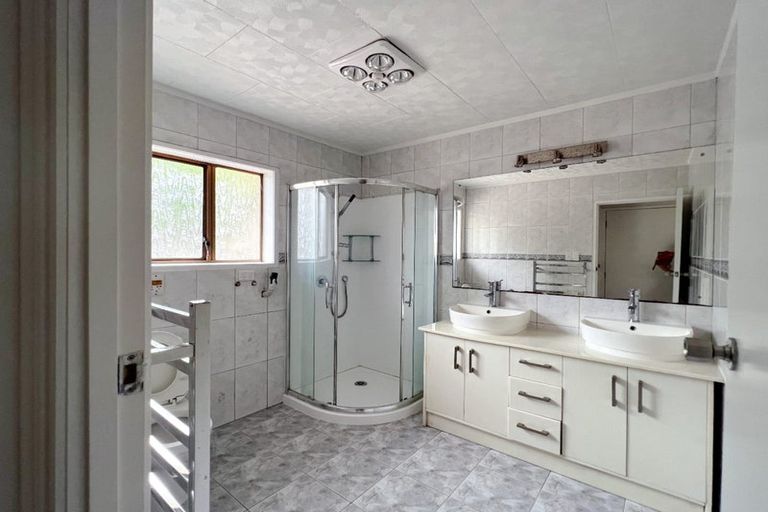 Photo of property in 15 Oaktree Avenue, Browns Bay, Auckland, 0630