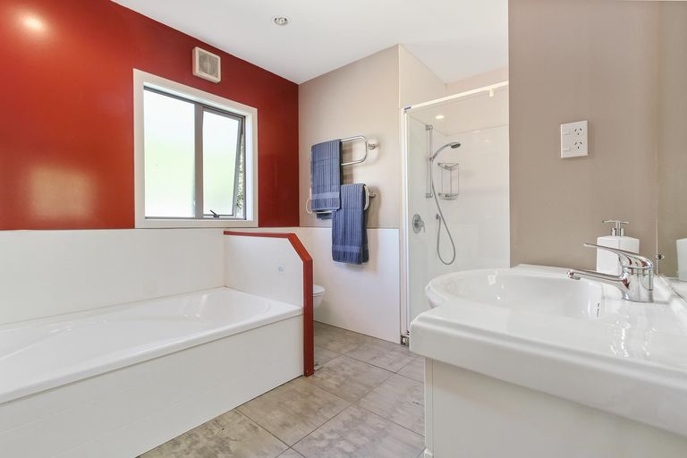 Photo of property in 10c Earl Road, Titirangi, Auckland, 0604