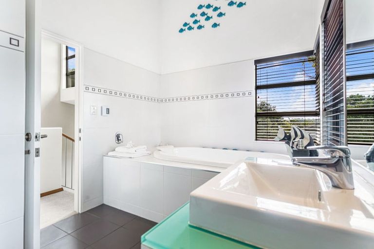 Photo of property in 40 Kittiwake Drive, Schnapper Rock, Auckland, 0632