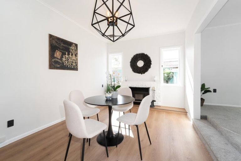 Photo of property in 37 View Road, Henderson, Auckland, 0612