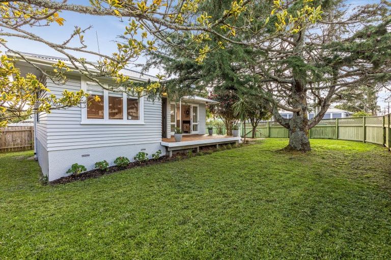 Photo of property in 2 Beazley Place, Glendene, Auckland, 0602
